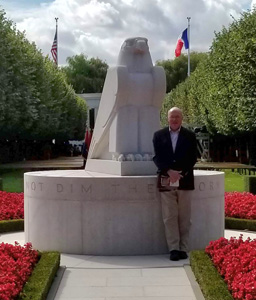 Sculpture of American Eagle photo